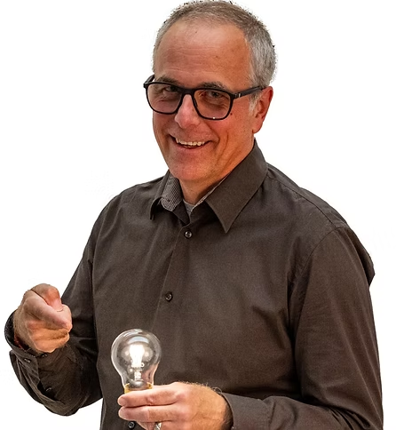 Ralph Scheidegger, Gründer von SIV, mit Glühbirne in der Hand
